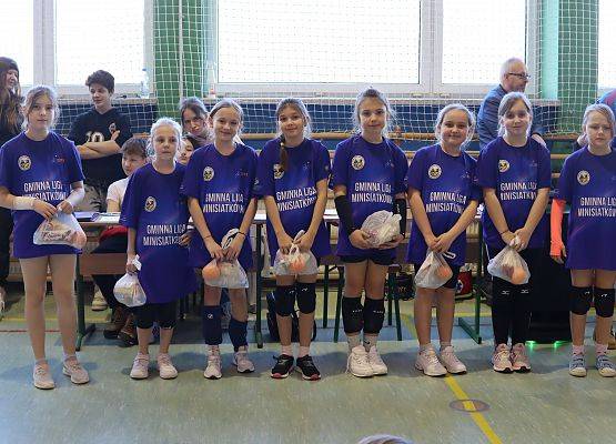 Nagrodzeni zawodnicy pozują do zdjęcia.