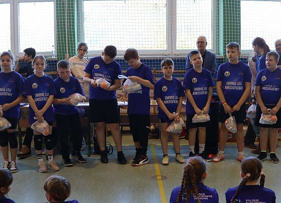 Nagrodzeni zawodnicy pozują do zdjęcia.