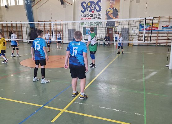 Grafika 2: Wojewódzkie rozgrywki minisiatkówki UKS Libero Łebień w Kinder Joy of Moving w Cewicach