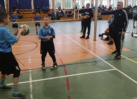Grafika 4: Wojewódzkie rozgrywki minisiatkówki UKS Libero Łebień w Kinder Joy of Moving w Cewicach