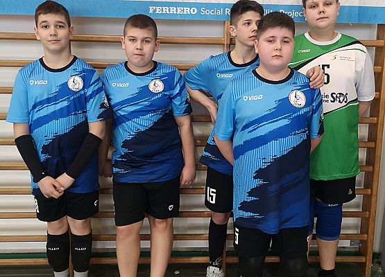 Grafika 5: Wojewódzkie rozgrywki minisiatkówki UKS Libero Łebień w Kinder Joy of Moving w Cewicach