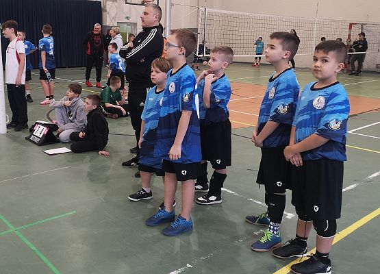 Grafika 6: Wojewódzkie rozgrywki minisiatkówki UKS Libero Łebień w Kinder Joy of Moving w Cewicach