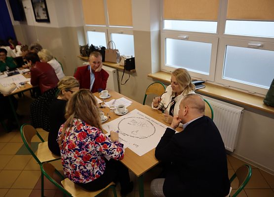 Grafika 5: Spotkanie dyrektorów szkół z wizytatorem Kuratorium Oświaty w Gdańsku