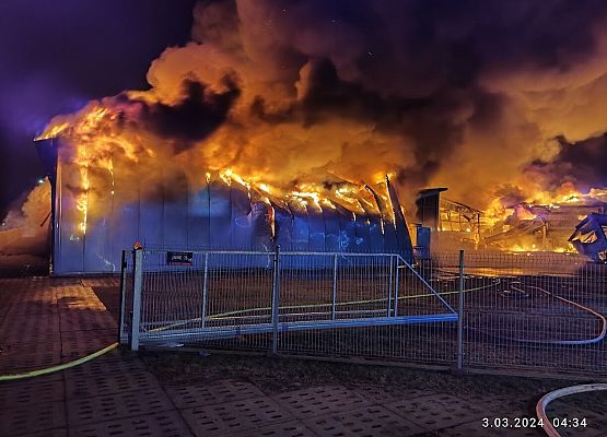 Płomnące hale produkcyjne.