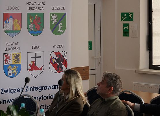 Przedstawiciele Nadleśnictwa Lębork. W tle baner informacyjny o Związku Zintegrowanych Inwestycji Terytorialnych MOF Lęborka.