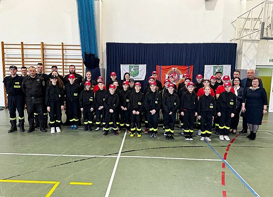 Uczestnicy zawodów i kibice pozują do wspólnego zdjęcia.