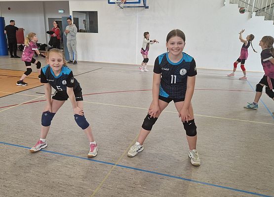 Dwie zawodniczki podczas gry w piłkę siatkową.