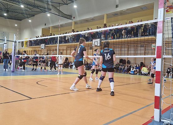 Dwie zawodniczki podczas gry w piłkę siatkową.