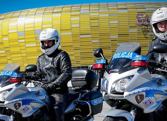 Policjanci na motacylkach przed  stadionem w Gdańsku.