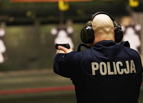 Policjant w trakcie ćwiczeń na strzelnicy.