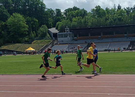 Zawodnicy biegną na bieżni.