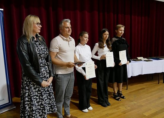 Wyróżnione uczennice Zespołu Szkół w Garczegorzu za wyniki w tenisie stołowym.