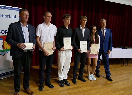 Wyróżnieni uczniowie Szkoły Podstawowej w Nowej Wsi Lęborskiej za wyniki w lekkoatletyce.