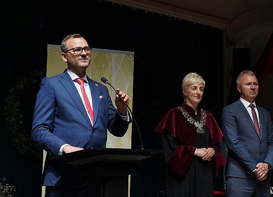 Grafika 11: Wręczenie medali Prezydenta RP za 50-letnie pożycie małżeńskie