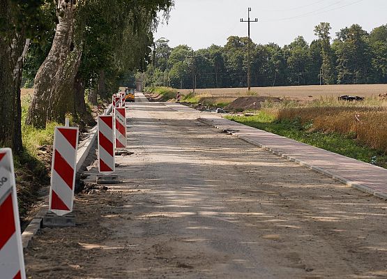 Prace budowlane na drodze do Niebędzina.