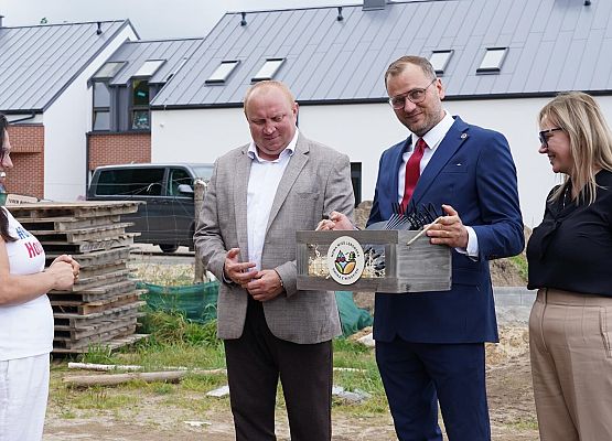 Grafika 1: Radni i Wójt Gminy odwiedzili budowę hospicjum w Pogorzelicach