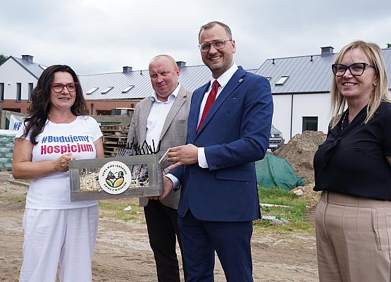 Grafika 5: Radni i Wójt Gminy odwiedzili budowę hospicjum w Pogorzelicach