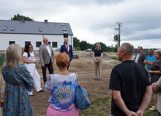 Grafika 2: Radni i Wójt Gminy odwiedzili budowę hospicjum w Pogorzelicach