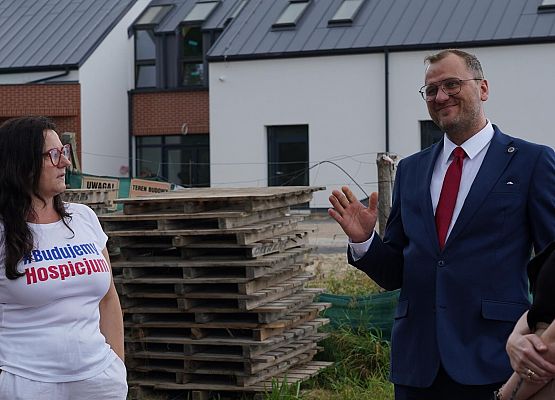 Grafika 4: Radni i Wójt Gminy odwiedzili budowę hospicjum w Pogorzelicach