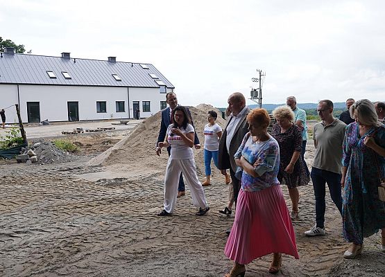 Grafika 7: Radni i Wójt Gminy odwiedzili budowę hospicjum w Pogorzelicach