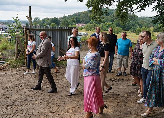 Grafika 8: Radni i Wójt Gminy odwiedzili budowę hospicjum w Pogorzelicach