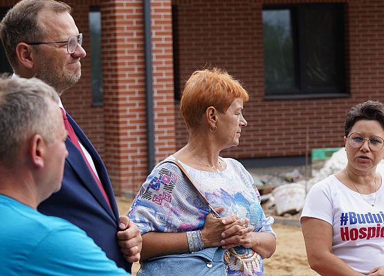 Grafika 10: Radni i Wójt Gminy odwiedzili budowę hospicjum w Pogorzelicach