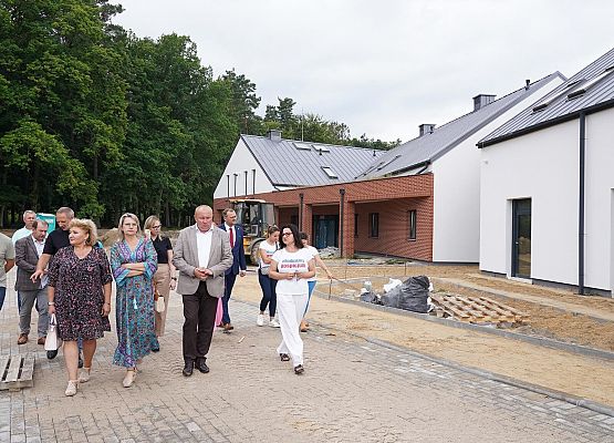 Grafika 11: Radni i Wójt Gminy odwiedzili budowę hospicjum w Pogorzelicach