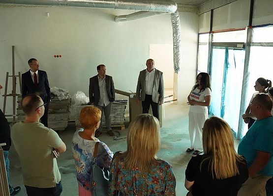 Grafika 12: Radni i Wójt Gminy odwiedzili budowę hospicjum w Pogorzelicach