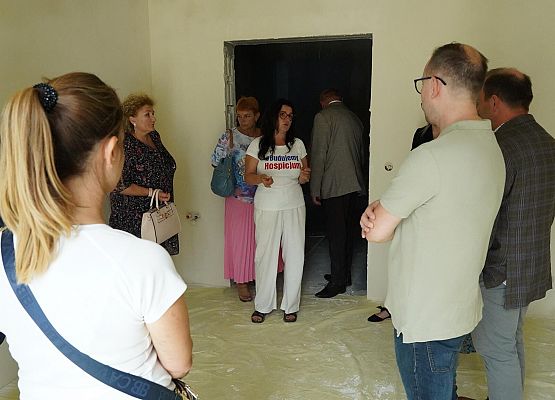 Grafika 18: Radni i Wójt Gminy odwiedzili budowę hospicjum w Pogorzelicach