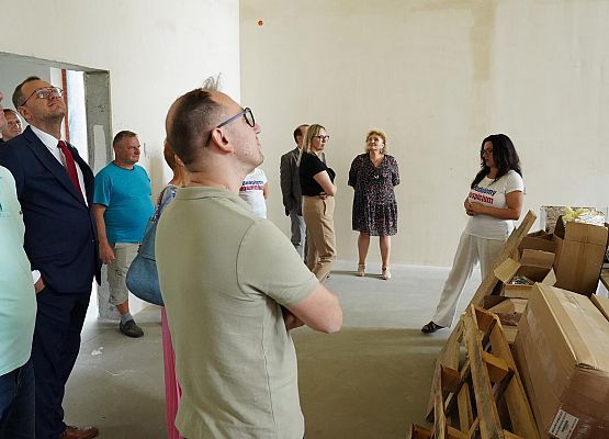 Grafika 19: Radni i Wójt Gminy odwiedzili budowę hospicjum w Pogorzelicach