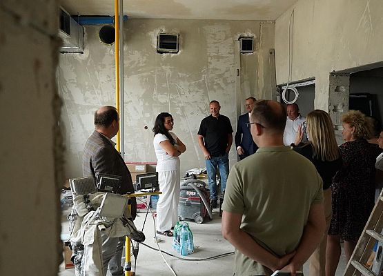 Grafika 28: Radni i Wójt Gminy odwiedzili budowę hospicjum w Pogorzelicach