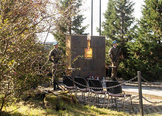 Grafika 2: Uroczystości ku czci pomordowanych więźniów Obozu Koncentracyjnego Stutthof (relacja)