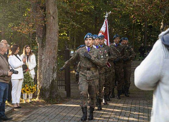 Grafika 33: Uroczystości ku czci pomordowanych więźniów Obozu Koncentracyjnego Stutthof (relacja)