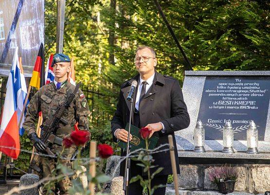 Grafika 36: Uroczystości ku czci pomordowanych więźniów Obozu Koncentracyjnego Stutthof (relacja)