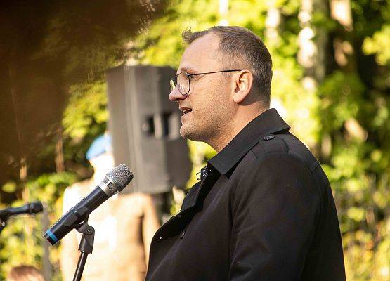 Grafika 38: Uroczystości ku czci pomordowanych więźniów Obozu Koncentracyjnego Stutthof (relacja)