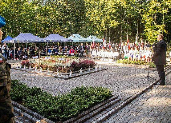 Grafika 40: Uroczystości ku czci pomordowanych więźniów Obozu Koncentracyjnego Stutthof (relacja)