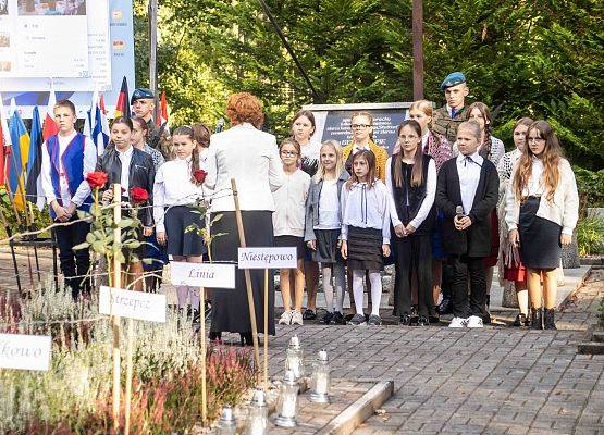 Grafika 42: Uroczystości ku czci pomordowanych więźniów Obozu Koncentracyjnego Stutthof (relacja)