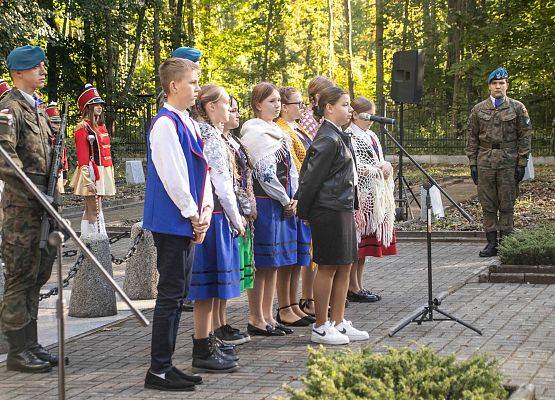 Grafika 51: Uroczystości ku czci pomordowanych więźniów Obozu Koncentracyjnego Stutthof (relacja)