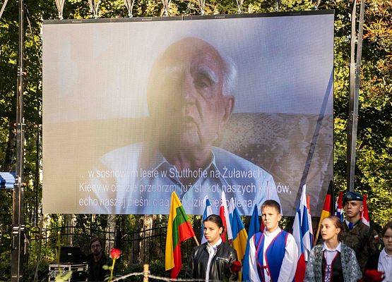 Grafika 56: Uroczystości ku czci pomordowanych więźniów Obozu Koncentracyjnego Stutthof (relacja)