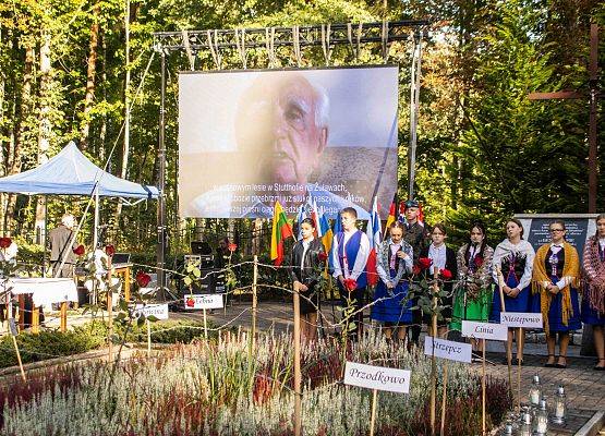 Grafika 55: Uroczystości ku czci pomordowanych więźniów Obozu Koncentracyjnego Stutthof (relacja)