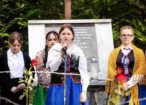 Grafika 58: Uroczystości ku czci pomordowanych więźniów Obozu Koncentracyjnego Stutthof (relacja)