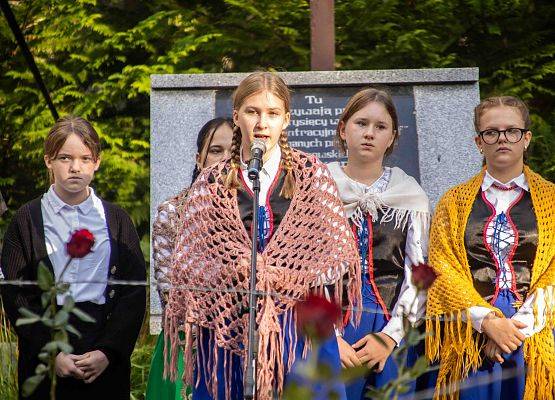 Grafika 61: Uroczystości ku czci pomordowanych więźniów Obozu Koncentracyjnego Stutthof (relacja)