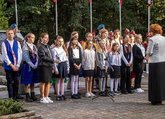 Grafika 62: Uroczystości ku czci pomordowanych więźniów Obozu Koncentracyjnego Stutthof (relacja)