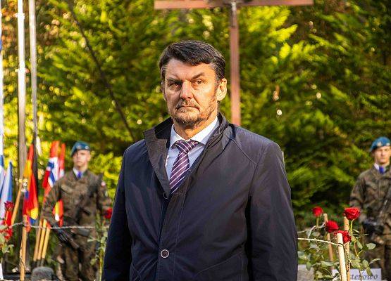 Grafika 64: Uroczystości ku czci pomordowanych więźniów Obozu Koncentracyjnego Stutthof (relacja)