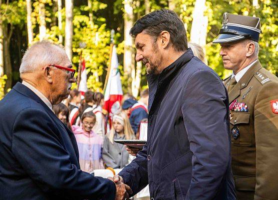 Grafika 69: Uroczystości ku czci pomordowanych więźniów Obozu Koncentracyjnego Stutthof (relacja)