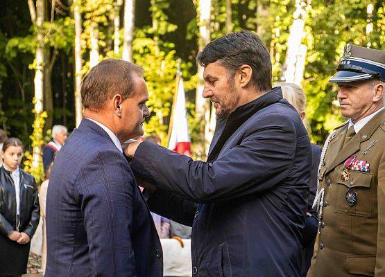 Grafika 70: Uroczystości ku czci pomordowanych więźniów Obozu Koncentracyjnego Stutthof (relacja)