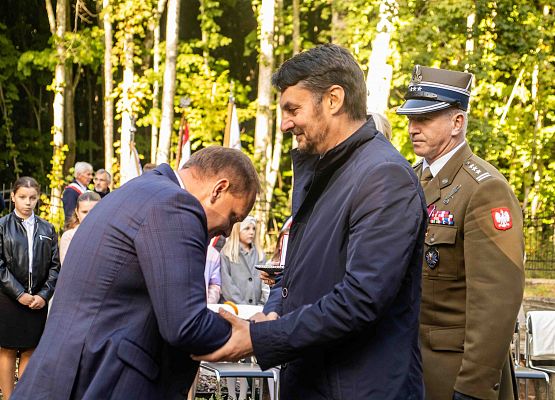 Grafika 71: Uroczystości ku czci pomordowanych więźniów Obozu Koncentracyjnego Stutthof (relacja)