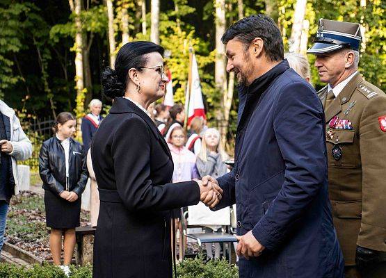 Grafika 74: Uroczystości ku czci pomordowanych więźniów Obozu Koncentracyjnego Stutthof (relacja)