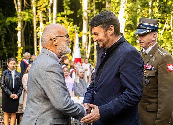 Grafika 77: Uroczystości ku czci pomordowanych więźniów Obozu Koncentracyjnego Stutthof (relacja)