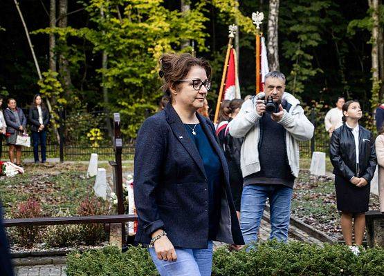 Grafika 80: Uroczystości ku czci pomordowanych więźniów Obozu Koncentracyjnego Stutthof (relacja)